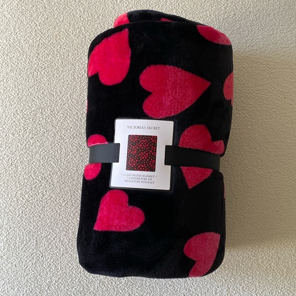 Victoria's Secret Other - Victoria’s Secret Heart Print Blanket